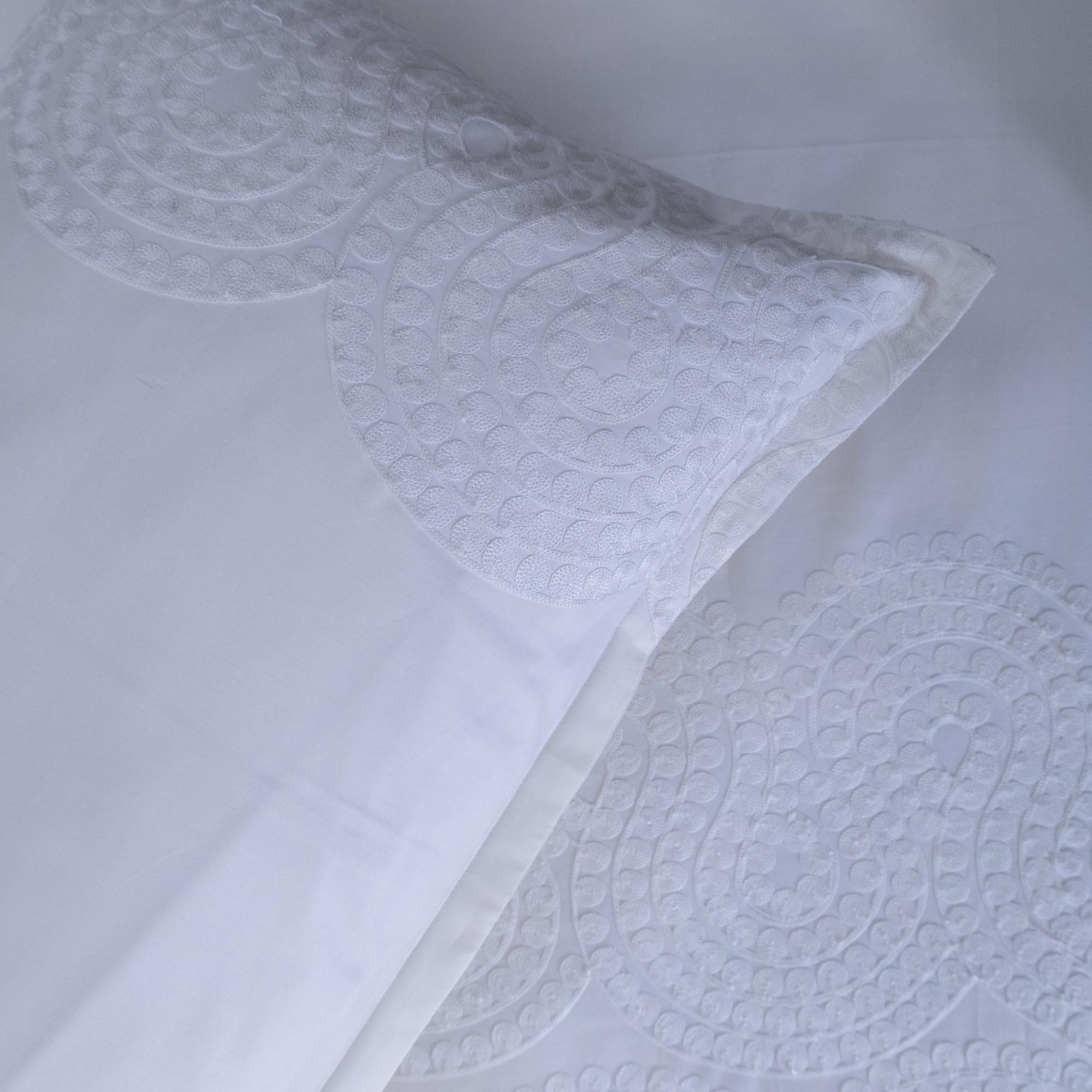 Mosaic pearl embroidered bedsheet