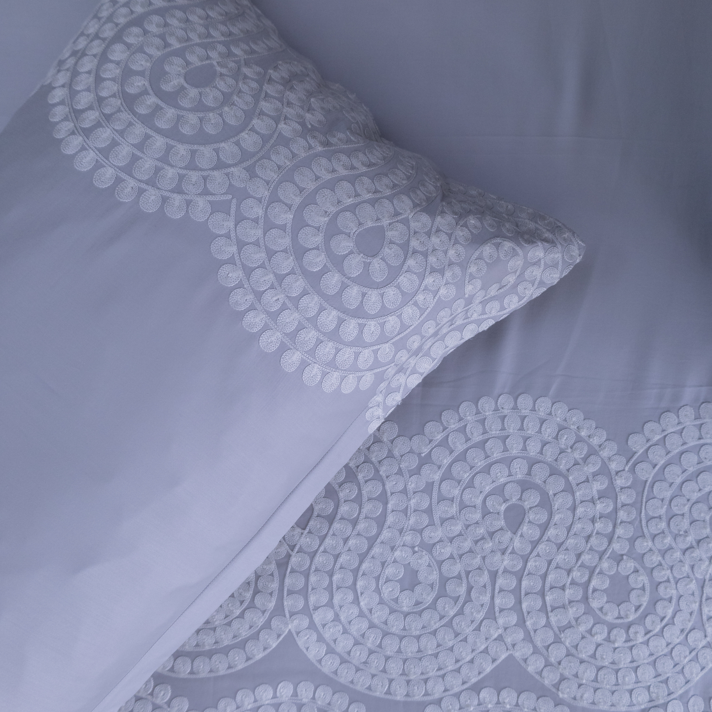 Mosaic pearl grey embroidered bedsheet